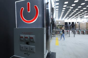 На станциях МЦК в СЗАО разместили стойки для зарядки гаджетов