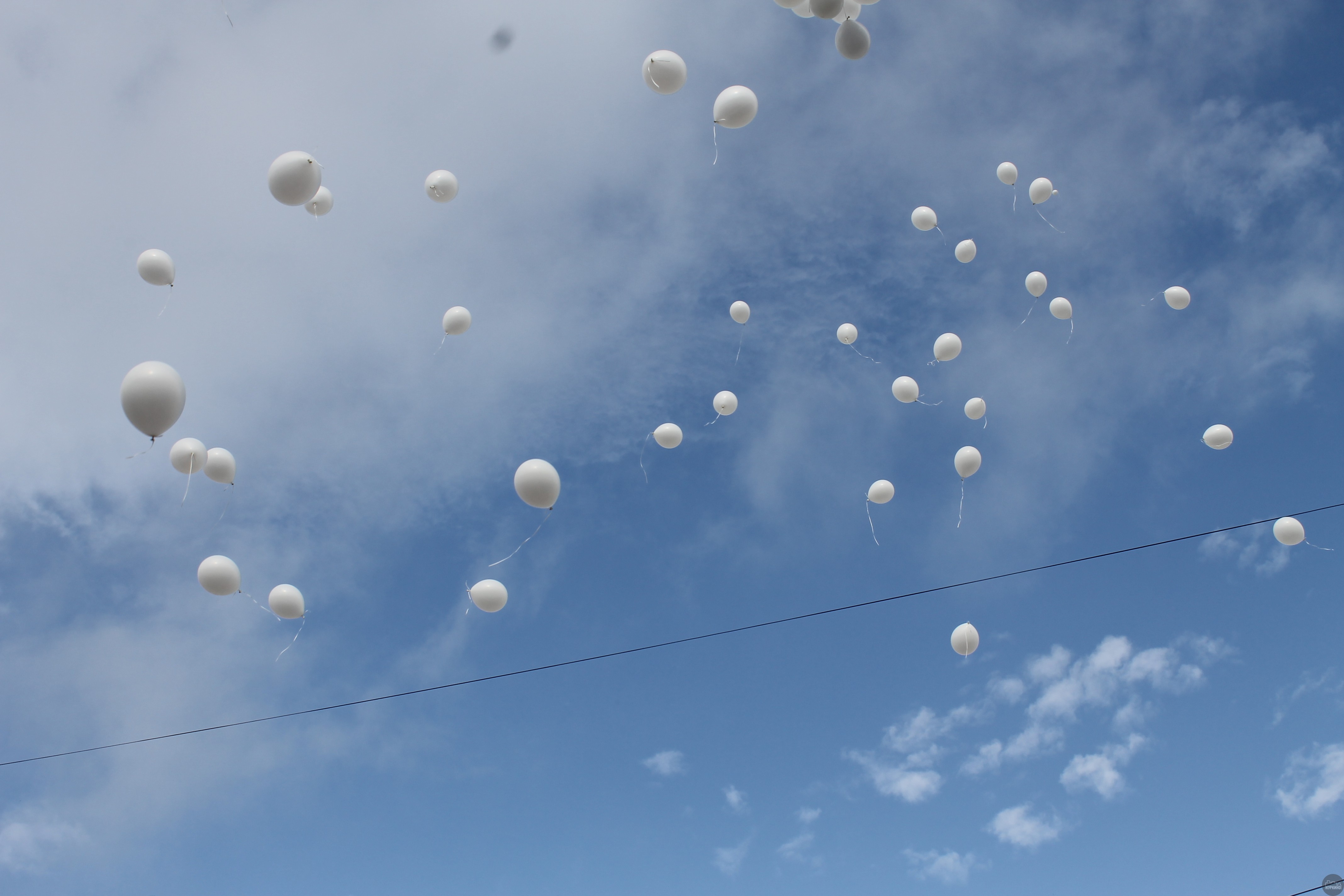Белые шары в небе