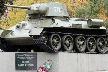 Памятник-танк Т-34 в Сходне